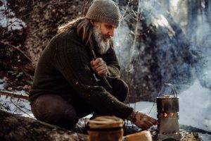 Man using Überleben stove