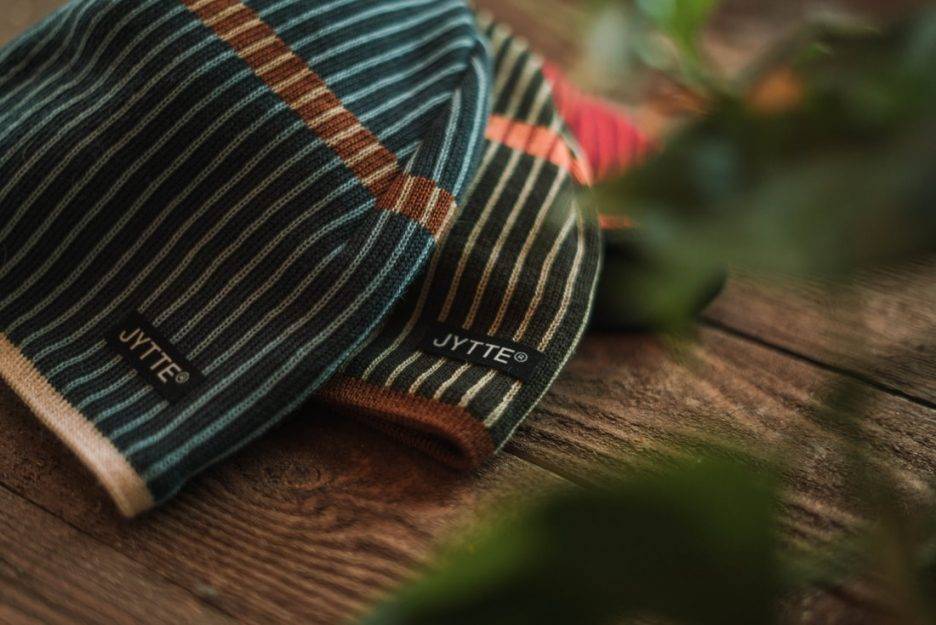 Two JYTTE beanies sitting under a tree